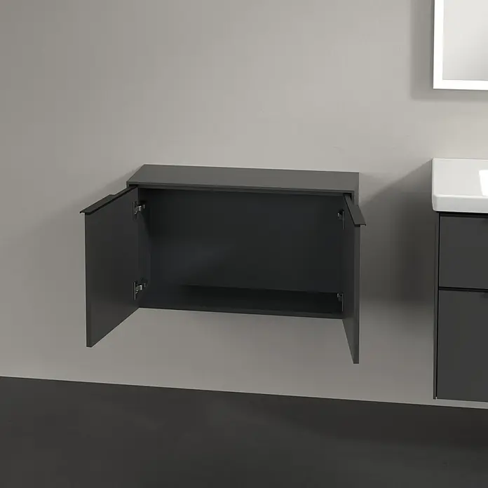 Villeroy & Boch Subway 3.0 Seitenschrank - B x T x H: 72,8 x 25,6 x 42,3 cm, Graphite, DIN Anschlag: Links/Rechts, Farbe Griff: Volcano Black - Dunkelgrauer Wandschrank mit offenen Türen, neben einem dunkelgrauen Waschtischunterschrank mit weißem Waschbecken.