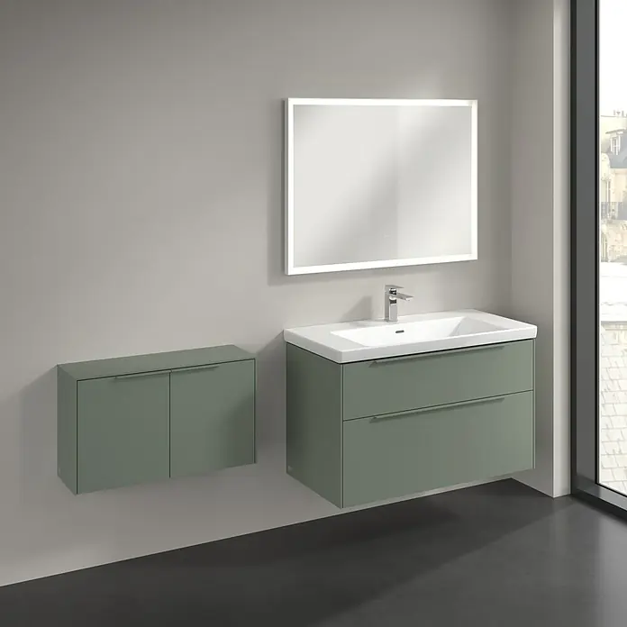 Villeroy & Boch Subway 3.0 Seitenschrank - B x T x H: 72,8 x 25,6 x 42,3 cm, Soft Green, DIN Anschlag: Links/Rechts, Farbe Griff: Monochrom - Salbeigrüner wandmontierter Waschtisch mit weißem Waschbecken und passendem Wandschrank, mit beleuchtetem Spiegel.
