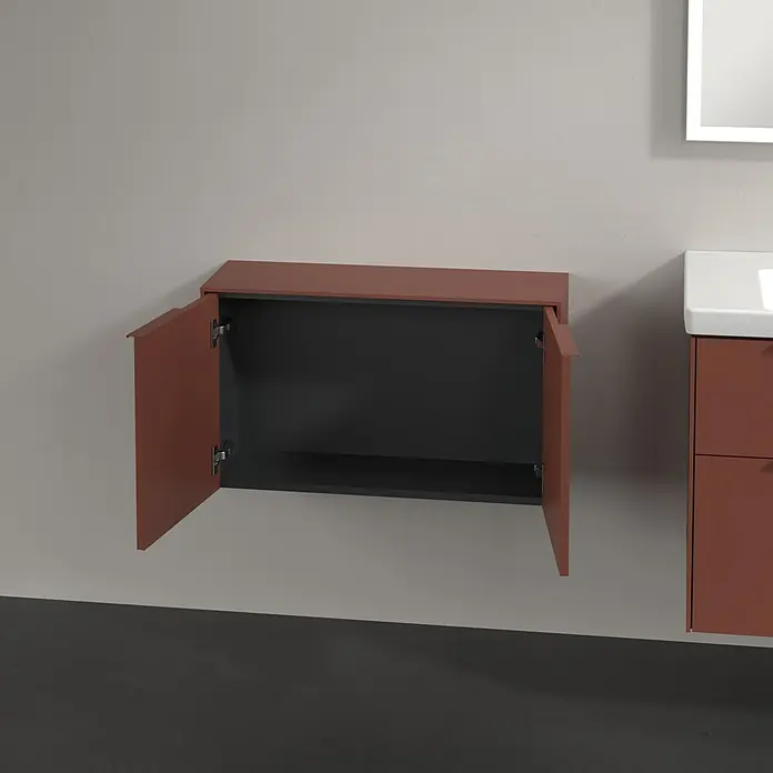 Villeroy & Boch Subway 3.0 Seitenschrank - B x T x H: 72,8 x 25,6 x 42,3 cm, Wine Red, DIN Anschlag: Links/Rechts, Farbe Griff: Monochrom - Wandhängender Terrakotta-Schrank mit zwei offenen Türen, der einen dunkelgrauen Innenraum zeigt.