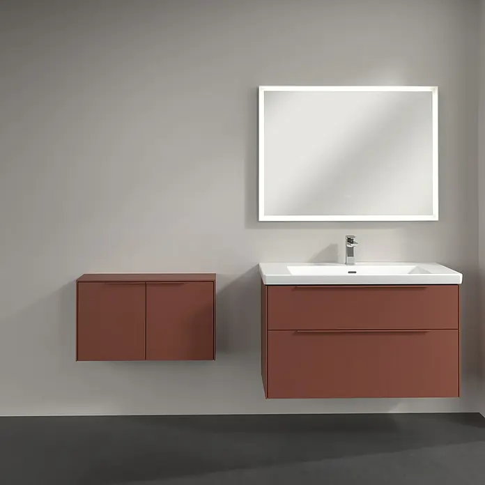 Villeroy & Boch Subway 3.0 Seitenschrank - B x T x H: 72,8 x 25,6 x 42,3 cm, Wine Red, DIN Anschlag: Links/Rechts, Farbe Griff: Monochrom - Matte rotbraune schwebende Badmöbel mit weißem Waschbecken, passendem Wandschrank und beleuchtetem Spiegel.
