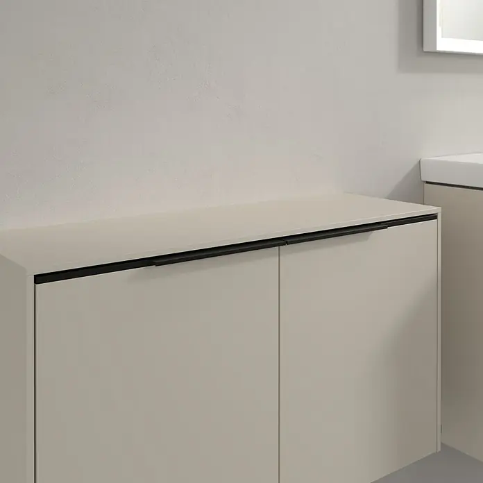 Villeroy & Boch Subway 3.0 Seitenschrank - B x T x H: 72,8 x 25,6 x 42,3 cm, Cashmere Grey, DIN Anschlag: Links/Rechts, Farbe Griff: Volcano Black - Greige zweitüriger Schrank mit schwarzen Griffleisten und passender Platte.