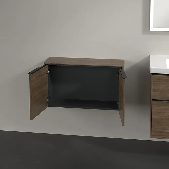 Villeroy & Boch Subway 3.0 Seitenschrank - B x T x H: 72,8 x 25,6 x 42,3 cm, Arizona Oak, DIN Anschlag: Links/Rechts, Farbe Griff: Volcano Black - Wandhängender Schrank aus dunklem Holz mit zwei geöffneten Türen, schwarzem Innenraum, neben einem passenden Waschtisch.