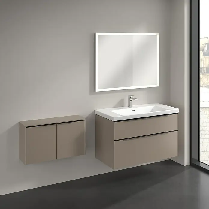 Villeroy & Boch Subway 3.0 Seitenschrank - B x T x H: 72,8 x 25,6 x 42,3 cm, Taupe, DIN Anschlag: Links/Rechts, Farbe Griff: Volcano Black - Moderner taupe Badschrank mit weißem Waschbecken und passendem Wandschrank unter beleuchtetem Spiegel.