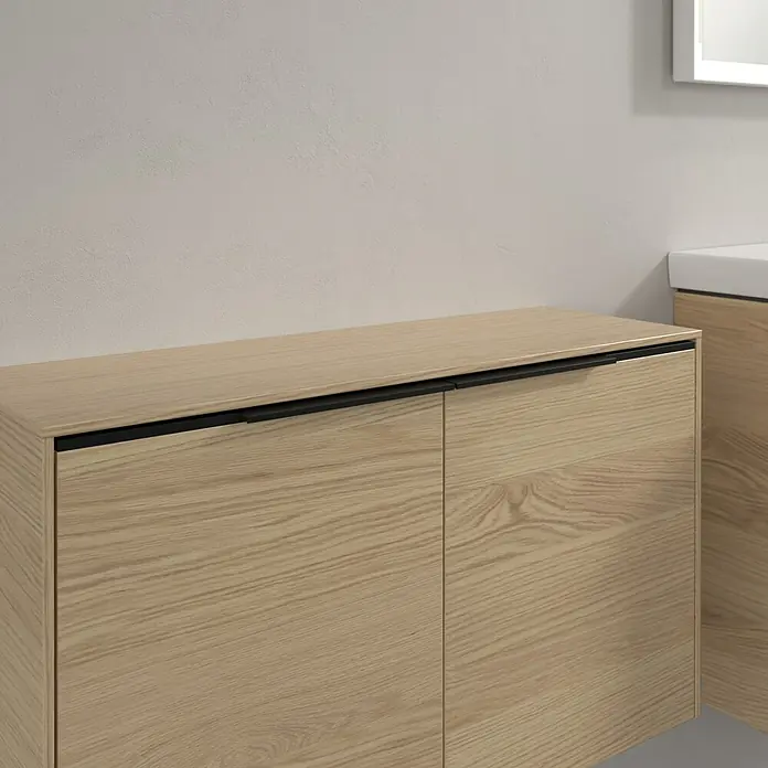Villeroy & Boch Subway 3.0 Seitenschrank - B x T x H: 72,8 x 25,6 x 42,3 cm, Nordik Oak, DIN Anschlag: Links/Rechts, Farbe Griff: Volcano Black - Waschtischunterschrank aus hellem Holz mit zwei Türen und schwarzen integrierten Griffen.