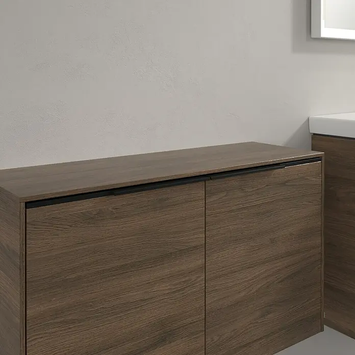 Villeroy & Boch Subway 3.0 Seitenschrank - B x T x H: 72,8 x 25,6 x 42,3 cm, Arizona Oak, DIN Anschlag: Links/Rechts, Farbe Griff: Volcano Black - Dunkelbrauner Badezimmerschrank in Holzoptik mit schwarzen integrierten Griffen.