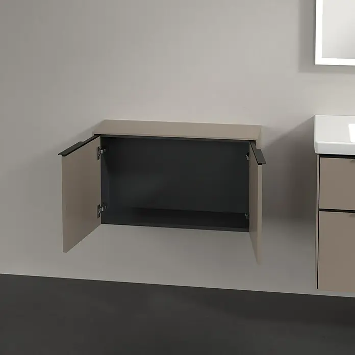 Villeroy & Boch Subway 3.0 Seitenschrank - B x T x H: 72,8 x 25,6 x 42,3 cm, Taupe, DIN Anschlag: Links/Rechts, Farbe Griff: Volcano Black - Wandhängender beigefarbener Badschrank mit geöffneten Türen, schwarzen Griffen und dunklem Innenfach, neben passendem Waschtisch.