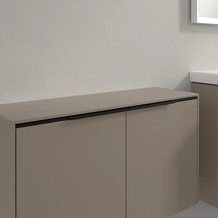 Villeroy & Boch Subway 3.0 Seitenschrank - B x T x H: 72,8 x 25,6 x 42,3 cm, Taupe, DIN Anschlag: Links/Rechts, Farbe Griff: Volcano Black - Moderner taupefarbener Badschrank mit glatter Oberfläche und schwarzen integrierten Griffen, der eine helle Arbeitsplatte trägt.