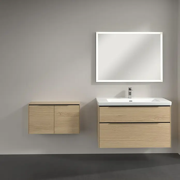Villeroy & Boch Subway 3.0 Seitenschrank - B x T x H: 72,8 x 25,6 x 42,3 cm, Nordik Oak, DIN Anschlag: Links/Rechts, Farbe Griff: Volcano Black - Wandhängender Badezimmerschrank aus hellem Holz mit weißem Waschbecken, beleuchtetem Spiegel und passendem Wandschrank.