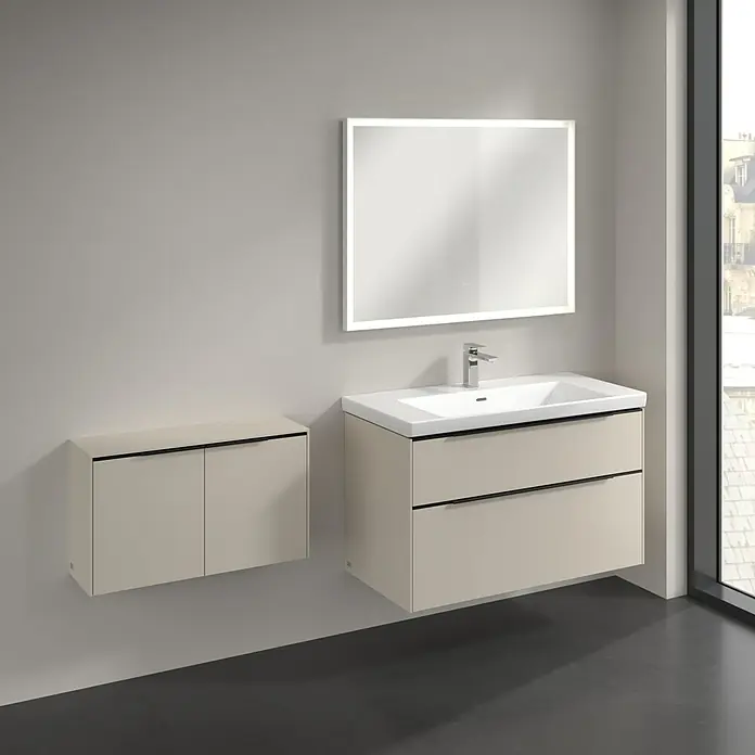 Villeroy & Boch Subway 3.0 Seitenschrank - B x T x H: 72,8 x 25,6 x 42,3 cm, Cashmere Grey, DIN Anschlag: Links/Rechts, Farbe Griff: Volcano Black - Hellbeige wandmontierte Badmöbel mit weißem Waschbecken, schwarzen Griffen, passendem Schrank und beleuchtetem Spiegel.