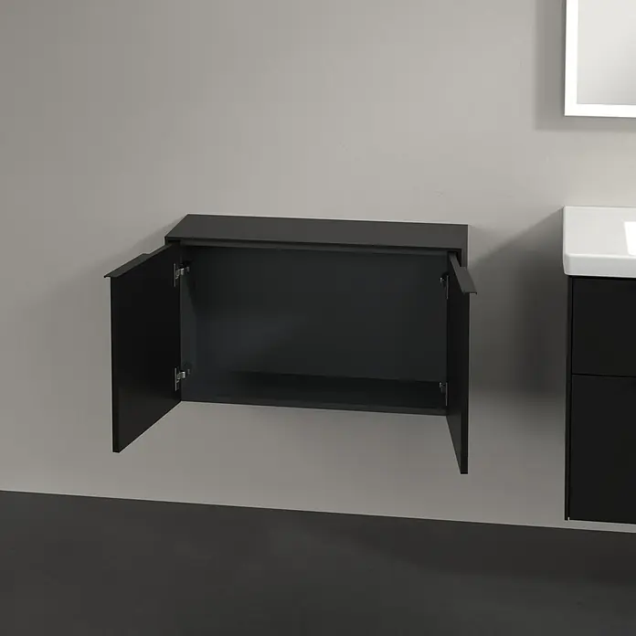 Villeroy & Boch Subway 3.0 Seitenschrank - B x T x H: 72,8 x 25,6 x 42,3 cm, Volcano Black, DIN Anschlag: Links/Rechts, Farbe Griff: Volcano Black - Dunkler Wandschrank mit zwei offenen Türen, über einem passenden Waschtisch montiert.