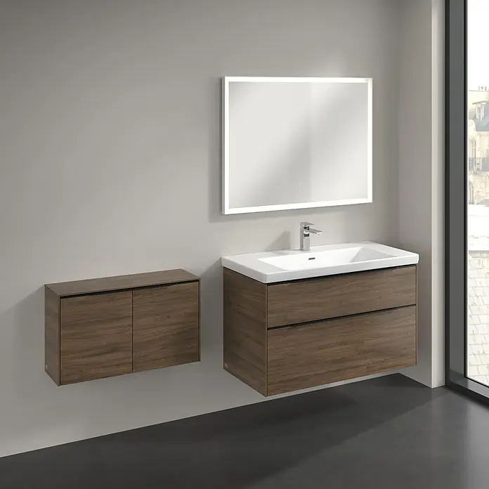 Villeroy & Boch Subway 3.0 Seitenschrank - B x T x H: 72,8 x 25,6 x 42,3 cm, Arizona Oak, DIN Anschlag: Links/Rechts, Farbe Griff: Volcano Black - Modernes Badezimmer-Set: Waschtischunterschrank aus dunklem Holz mit weißem Waschbecken, Chromarmatur und beleuchtetem Spiegel. Passender Wandschrank daneben.