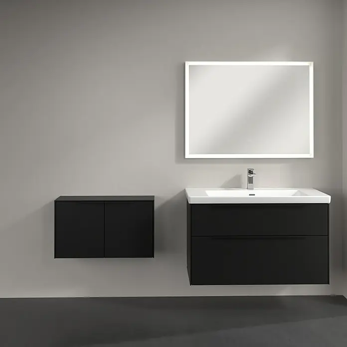 Villeroy & Boch Subway 3.0 Seitenschrank - B x T x H: 72,8 x 25,6 x 42,3 cm, Volcano Black, DIN Anschlag: Links/Rechts, Farbe Griff: Volcano Black - Schwarzer schwebender Badschrank mit weißem Waschbecken, Chromarmatur und LED-Spiegel, dazu ein passender wandmontierter Aufbewahrungsschrank.