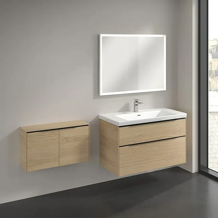 Villeroy & Boch Subway 3.0 Seitenschrank - B x T x H: 72,8 x 25,6 x 42,3 cm, Nordik Oak, DIN Anschlag: Links/Rechts, Farbe Griff: Volcano Black - Modernes schwebendes Badezimmer-Waschtisch mit weißem Waschbecken und hellem Holzdekor, dazu passender Wandschrank.