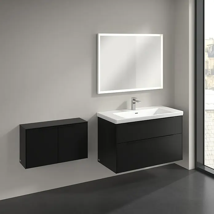 Villeroy & Boch Subway 3.0 Seitenschrank - B x T x H: 72,8 x 25,6 x 42,3 cm, Volcano Black, DIN Anschlag: Links/Rechts, Farbe Griff: Volcano Black - Schwarzer schwebender Waschtisch mit weißem Waschbecken, passendem Seitenschrank und beleuchtetem Spiegel im modernen Bad.
