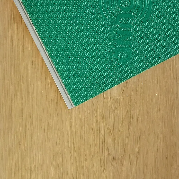 Suelo vinílico SPC Coimbra - 1.520 x 180 x 5,5 mm, Beige, Resistente al agua - Primer plano de una placa de aislamiento acústico verde con textura fina e impresión, ideal para insonorización.