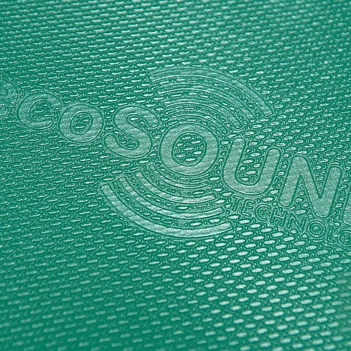 Suelo vinílico SPC Coimbra - 1.520 x 180 x 5,5 mm, Beige, Resistente al agua - Primer plano de un panel acústico EcoSound verde con logotipo en relieve.