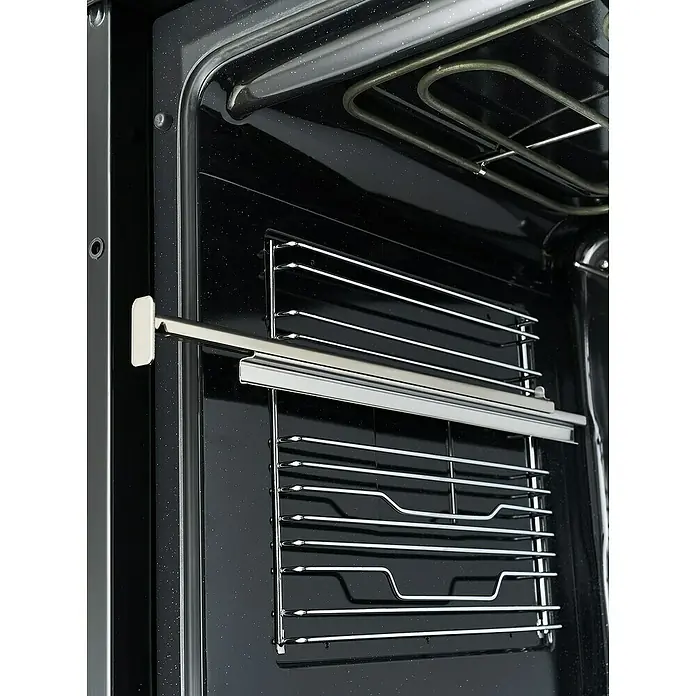 Pyramis Einbaubackofen PO78094010EBLM - Anzahl Beheizungsarten: 6 Stk., Volumen Backofen: 78 l - Detailaufnahme eines Ofens mit Chromregalen und Heizelementen, die ein modernes Küchendesign hervorheben.