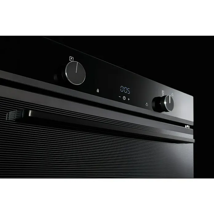 Pyramis Einbaubackofen PO78094010EBLM - Anzahl Beheizungsarten: 6 Stk., Volumen Backofen: 78 l - Nahaufnahme eines modernen schwarzen Ofens mit Drehknöpfen, Display und horizontal gerippter Tür.