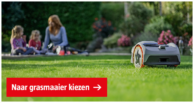 robot-grasmaaier-op-gazon-met-familie-op-achtergrond