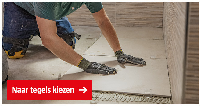 tegel-plaatsen-door-man-in-huis