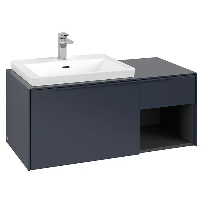 Villeroy & Boch Subway 3.0 Waschbeckenunterschrank - Marine Blue, Anzahl Schubladen: 2 Stk., Farbe Griff: Monochrom, B x T x H: 100,1 x 51,6 x 42,3 cm, Offenes Fach rechts - Dunkelgrauer Badunterschrank mit weißem Rechteckwaschbecken und Chromarmatur, mit Schublade und offenem Regal.
