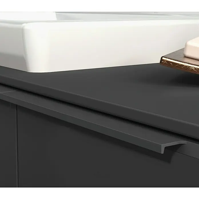 Villeroy & Boch Subway 3.0 Waschbeckenunterschrank - Graphite, Anzahl Schubladen: 2 Stk., Farbe Griff: Monochrom, B x T x H: 100,1 x 51,6 x 42,3 cm, Offenes Fach rechts - Weißes rechteckiges Aufsatzwaschbecken auf einem dunkelgrauen Waschtischunterschrank mit integriertem Griff.