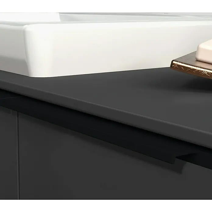 Villeroy & Boch Subway 3.0 Waschbeckenunterschrank - Graphite, Anzahl Schubladen: 2 Stk., Farbe Griff: Monochrom, B x T x H: 100,1 x 51,6 x 42,3 cm, Offenes Fach rechts - Weißes Waschbecken auf einem dunkelgrauen Waschtisch mit integriertem dunkelgrauem Griff und Seifenschale.