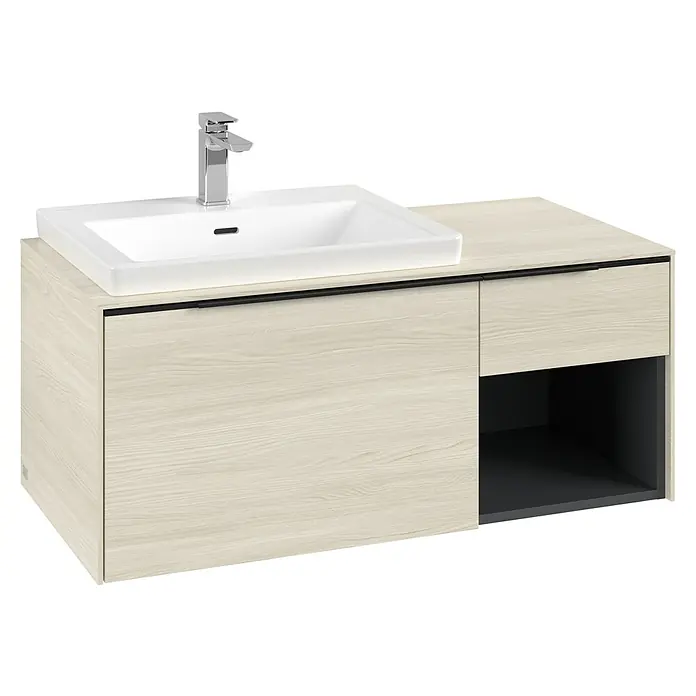 Villeroy & Boch Subway 3.0 Waschbeckenunterschrank - White Oak, Anzahl Schubladen: 2 Stk., Farbe Griff: Volcano Black, B x T x H: 100,1 x 51,6 x 42,3 cm, Mit Beleuchtung, Offenes Fach rechts - Badunterschrank aus hellem Holz mit weißem Keramikwaschbecken, Chromarmatur und offenem dunklem Regal.