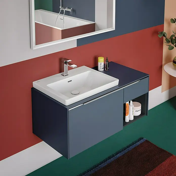 Villeroy & Boch Subway 3.0 Waschbeckenunterschrank - Marine Blue, Anzahl Schubladen: 2 Stk., Farbe Griff: Aluminium glänzend, B x T x H: 100,1 x 51,6 x 42,3 cm, Mit Beleuchtung, Offenes Fach rechts - Dunkelblauer Badunterschrank mit weißem Waschbecken und Chromarmatur in einem modernen Badezimmer.