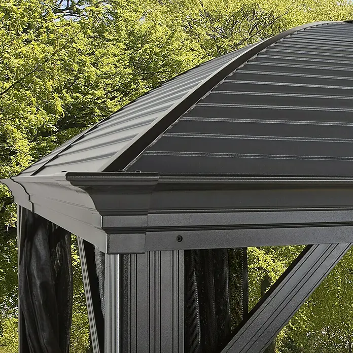 Sojag Standard-Pavillon Moreno 10 x 14 - B x T: 423 x 298 cm, Farbe Gestell: Anthrazit, Aluminium - Nahaufnahme eines Pavillons mit Metalldach und schwarzen Rahmen, der einen stilvollen und schützenden Außenbereich bietet.