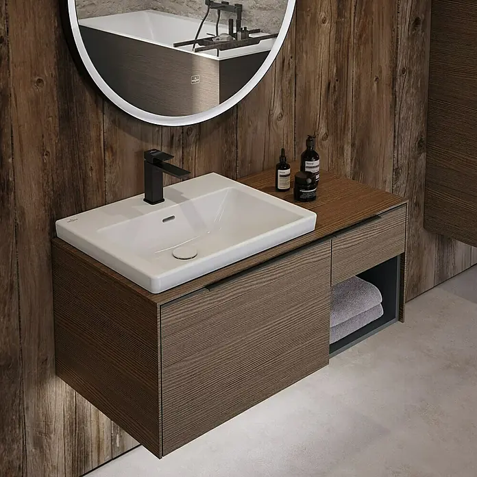 Villeroy & Boch Subway 3.0 Waschbeckenunterschrank - Arizona Oak, Anzahl Schubladen: 2 Stk., Farbe Griff: Volcano Black, B x T x H: 100,1 x 51,6 x 42,3 cm, Mit Beleuchtung, Offenes Fach rechts - Moderner Waschtisch aus dunklem Holz mit weißem Waschbecken, schwarzem Wasserhahn und beleuchtetem Spiegel im Bad.