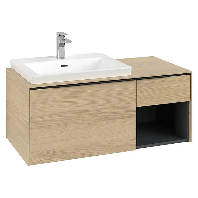 Villeroy & Boch Subway 3.0 Waschbeckenunterschrank - Nordik Oak, Anzahl Schubladen: 2 Stk., Farbe Griff: Volcano Black, B x T x H: 100,1 x 51,6 x 42,3 cm, Mit Beleuchtung, Offenes Fach rechts - Badezimmermöbel aus hellem Holz mit weißem Keramikwaschbecken, Chromarmatur und offenem Fach in Dunkelgrau.