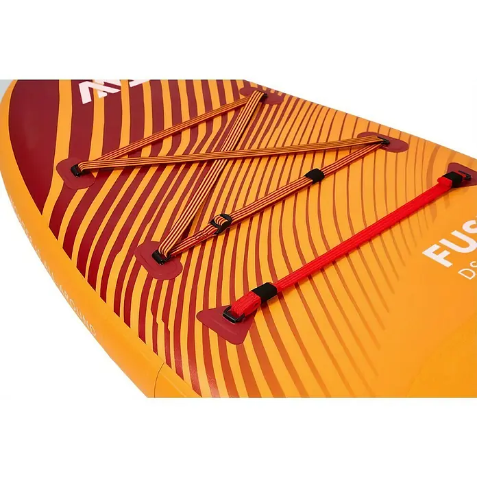 Aqua Marina SUP-Board Fusion - L x B x H: 330 x 81 x 15 cm, Nutzlast: 150 kg, Aufblasbar - Detailaufnahme eines orangefarbenen Stand-Up-Paddleboards mit roten Akzenten und elastischen Bändern zur Befestigung von Ausrüstung.