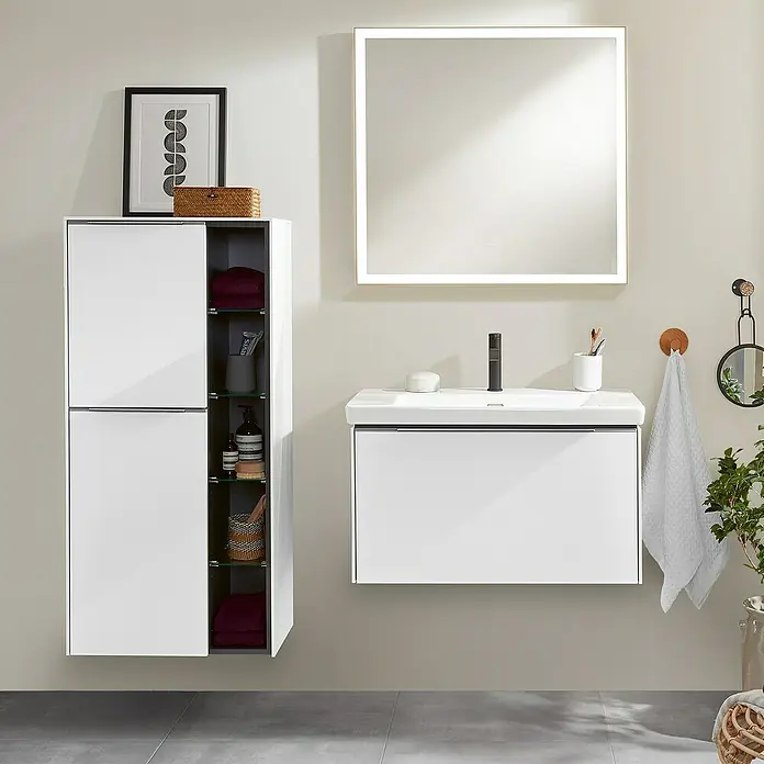 Villeroy & Boch Subway 3.0 Seitenschrank - B x T x H: 57,4 x 36,2 x 120 cm, Brilliant White, DIN Anschlag: Links, Farbe Griff: Aluminium glänzend - Modernes Badezimmer-Interieur mit weißem Waschtischunterschrank, Spiegelschrank und stilvoller Dekoration für ein elegantes Ambiente.
