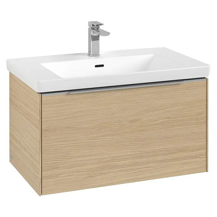Villeroy & Boch Subway 3.0 Waschbeckenunterschrank - Nordik Oak, Anzahl Schubladen: 1 Stk., Farbe Griff: Aluminium glänzend, B x T x H: 77,2 x 47,8 x 42,9 cm - Weißes Keramikwaschbecken und Chromarmatur auf einem Badunterschrank in heller Holzoptik.
