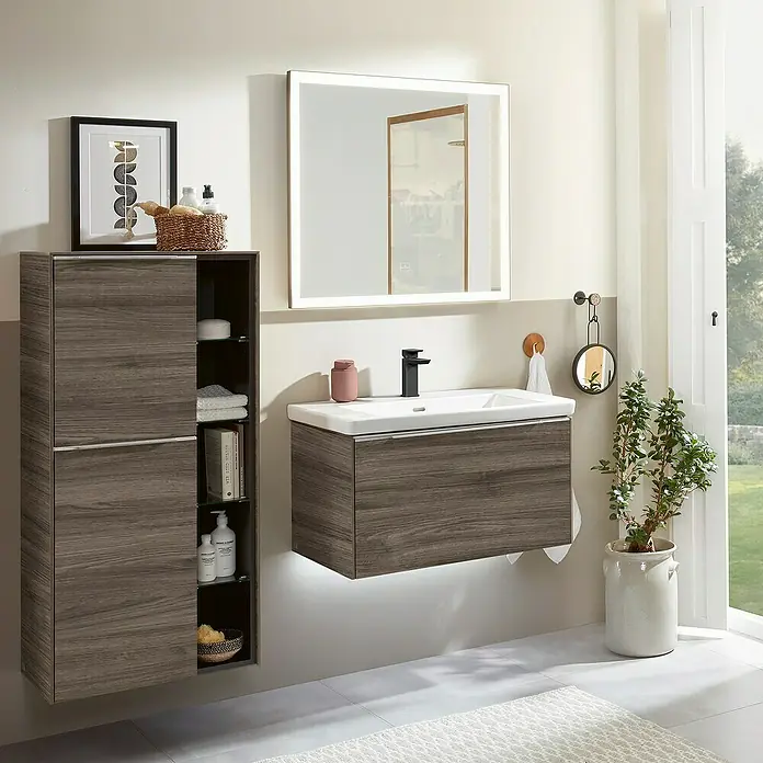 Villeroy & Boch Subway 3.0 Seitenschrank - B x T x H: 57,4 x 36,2 x 120 cm, Stone Oak, DIN Anschlag: Links, Farbe Griff: Aluminium glänzend - Badezimmer-Interieur mit einem modernen Waschbeckenunterschrank in Holzoptik, einem Spiegelschrank mit Beleuchtung und einem Hochschrank.