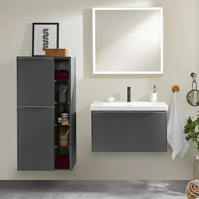 Villeroy & Boch Subway 3.0 Seitenschrank - B x T x H: 57,4 x 36,2 x 120 cm, Graphite, DIN Anschlag: Links, Farbe Griff: Aluminium glänzend - Badezimmer-Interieur mit einem grauen Waschtischunterschrank, einem Spiegelschrank und einem beleuchteten Spiegel für moderne Eleganz.