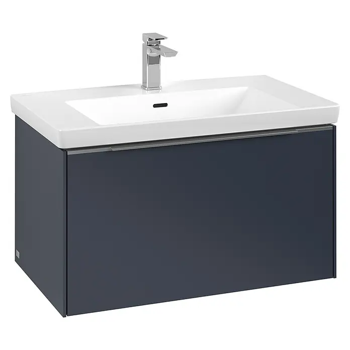 Villeroy & Boch Subway 3.0 Waschbeckenunterschrank - Marine Blue, Anzahl Schubladen: 1 Stk., Farbe Griff: Aluminium glänzend, B x T x H: 77,2 x 47,8 x 42,9 cm - Weißes Keramikwaschbecken mit Chromarmatur auf einem dunkelblauen Waschtischunterschrank mit integrierten Griffen.