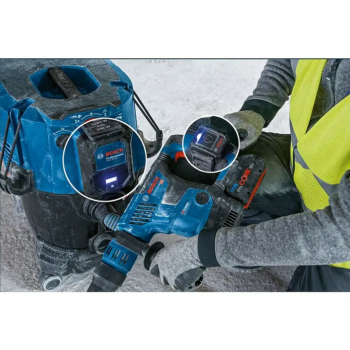 Bosch Professional Auto-Start-Set GCA 30-42 + GCT 30-42 - 5 -tlg. - Blauer Bosch Professional Sauger und Bohrhammer mit beleuchteten Konnektivitätsmodulen, von Arbeiter genutzt.