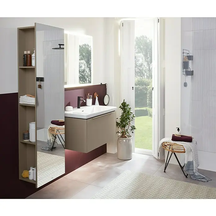 Villeroy & Boch Subway 3.0 Spiegelschrank - B x H: 45 x 170 cm, Taupe, Mit Regal Links - Modernes Badezimmer-Interieur mit Waschtisch, Spiegelschrank und dekorativen Elementen.