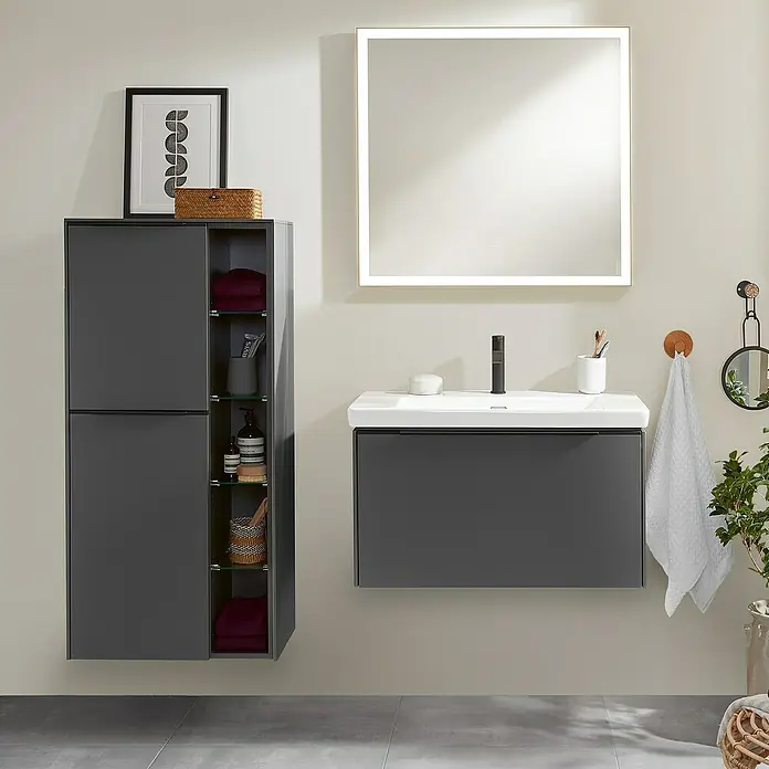 Villeroy & Boch Subway 3.0 Seitenschrank - B x T x H: 57,4 x 36,2 x 120 cm, Graphite, DIN Anschlag: Links, Farbe Griff: Volcano Black - Modernes Badezimmer-Set mit einem grauen Waschtischunterschrank, einem Spiegelschrank und einem Hängeschrank für stilvolle Badgestaltung.