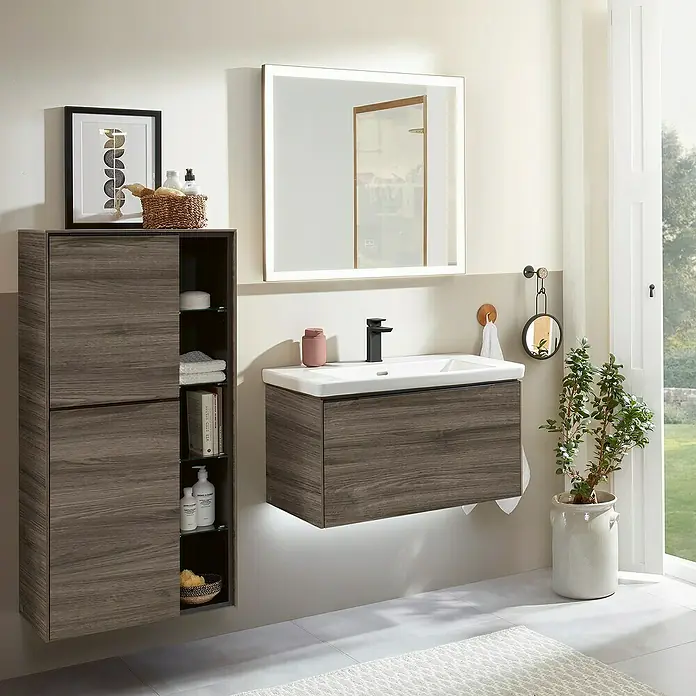 Villeroy & Boch Subway 3.0 Seitenschrank - B x T x H: 57,4 x 36,2 x 120 cm, Stone Oak, DIN Anschlag: Links, Farbe Griff: Volcano Black - Elegantes Badezimmer-Set mit Holzschrank, Unterschrank und beleuchtetem Spiegel. Stilvolles Design für moderne Bäder mit viel Stauraum und Komfort.