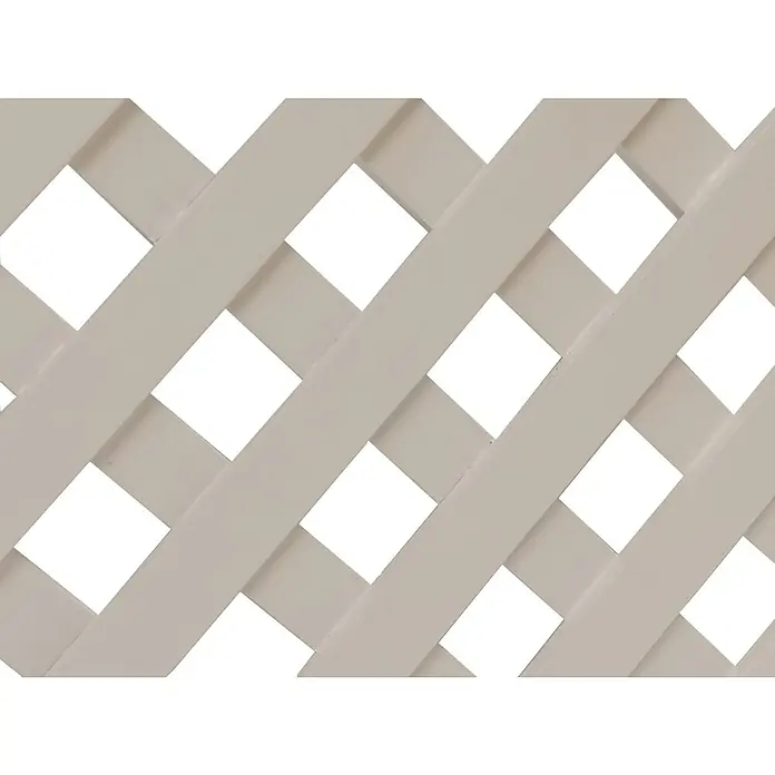 Celosía para exterior D12 Clásica - 85 x 218 cm, Blanco - Primer plano de una valla de jardín con listones de madera de color claro dispuestos en diagonal formando un patrón de rombos.