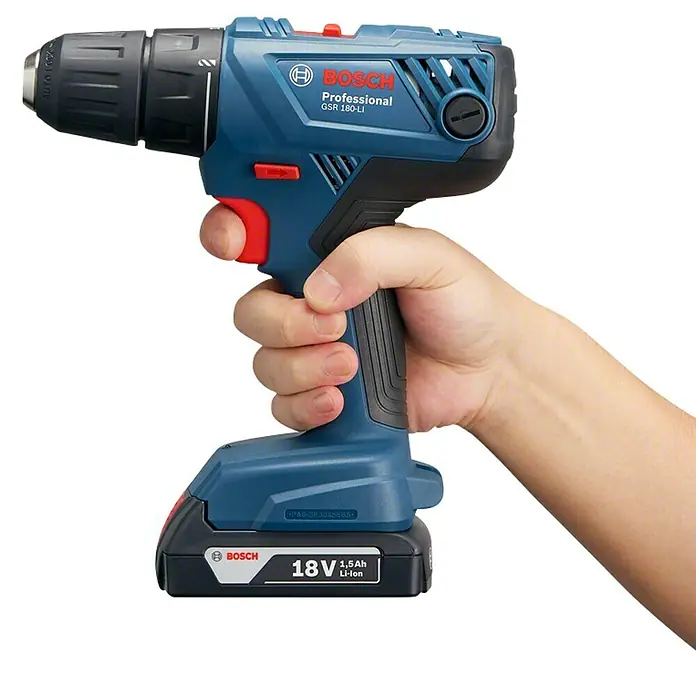 Bosch Professional AMPShare 18V Akku-Bohrschrauber GSR 18V-21 - 18 V, Ohne Akku, Ohne Koffer - Nahaufnahme eines Bosch GSR 180-LI Akku-Bohrschraubers in einer Hand, der die Ergonomie und das professionelle Design hervorhebt.