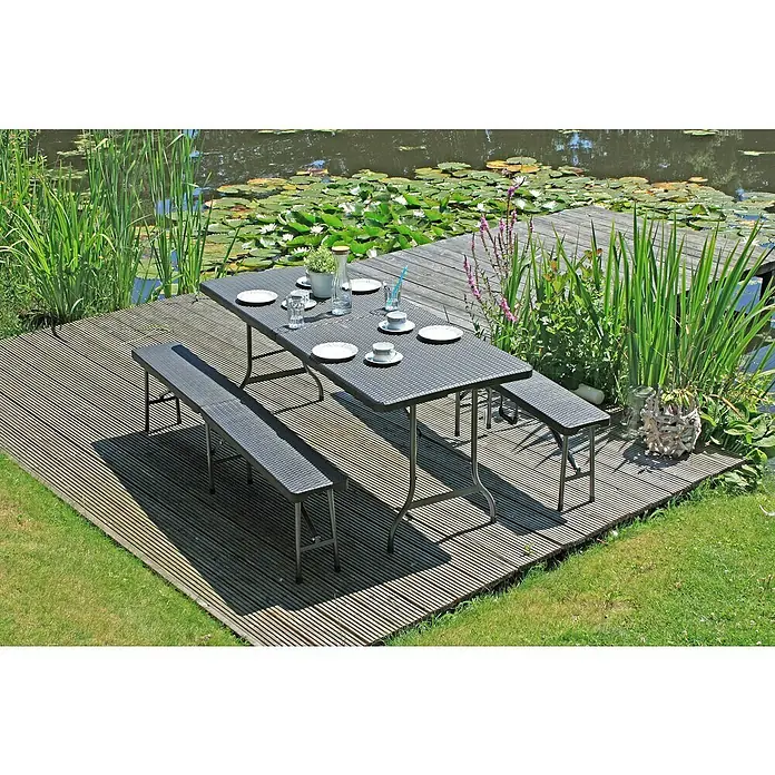 Garden Pleasure Gartenmöbel-Set Ventana - 3 -tlg., Stahl, HDPE, Schwarz - Dunkelgraues klappbares Garten-Esstischset mit Tisch und zwei Bänken auf einer Holzterrasse am Teich.