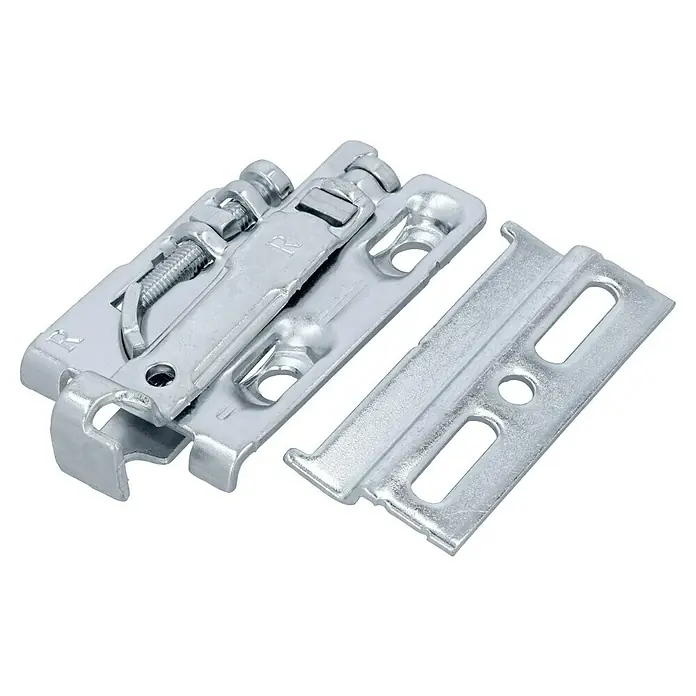 Suki Schrankaufhänger - L x B: 10 x 55 mm - Detailaufnahme eines Möbelschlosses. Das Möbelschloss ist aus Metall gefertigt und weist eine silberne Oberfläche auf. Das Schloss verfügt über komplexe Mechanismen.