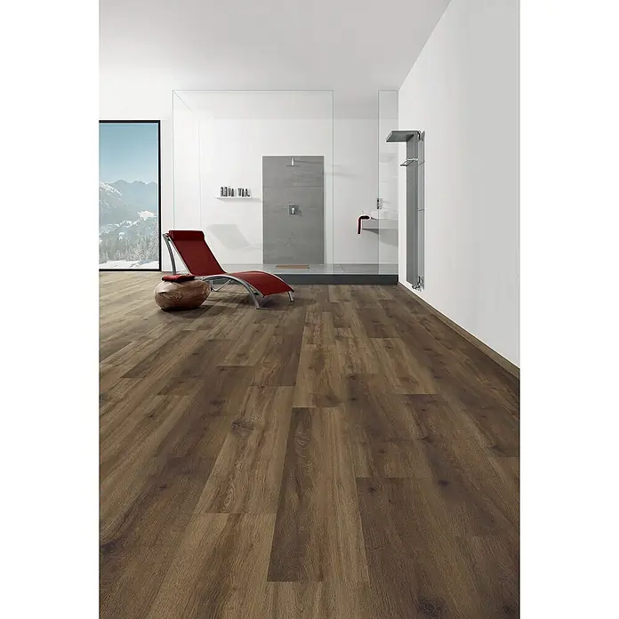 Living by Haro Hydrostar Designboden - Eiche Schokobraun, Landhausdiele, 1.282 x 235 x 6,5 mm - Badezimmer mit Holzboden, Dusche und Liege. Das natürliche Holzdesign verleiht dem Raum eine warme und moderne Atmosphäre.