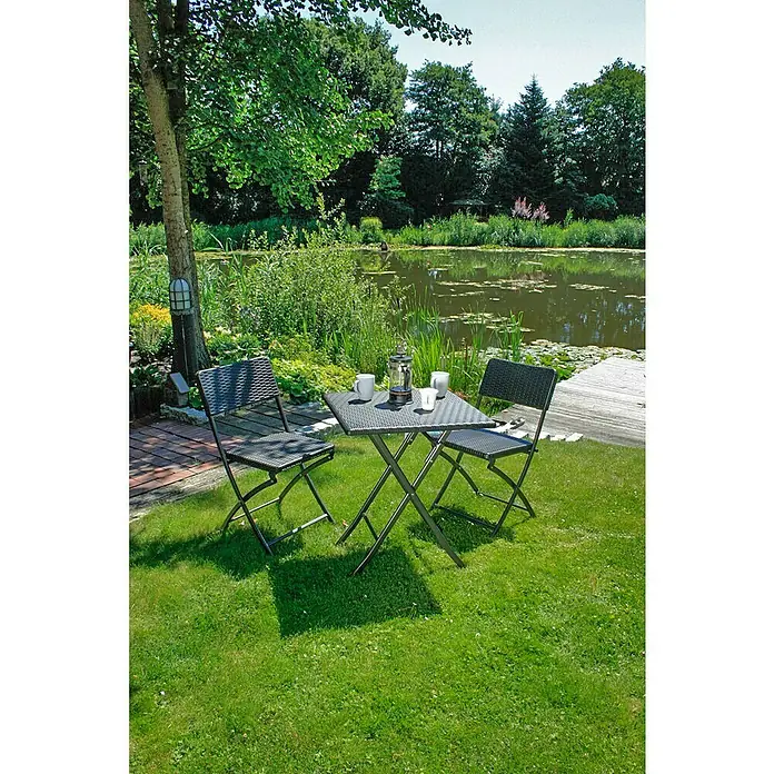 Garden Pleasure Balkonmöbel-Set Ventana - 3 -tlg., Stahl, HDPE, Schwarz, Klappbar - Dunkelgraues Klapp-Bistroset (Tisch und zwei Stühle) auf Gras am Teich, mit Kaffee, zur Entspannung im Freien.