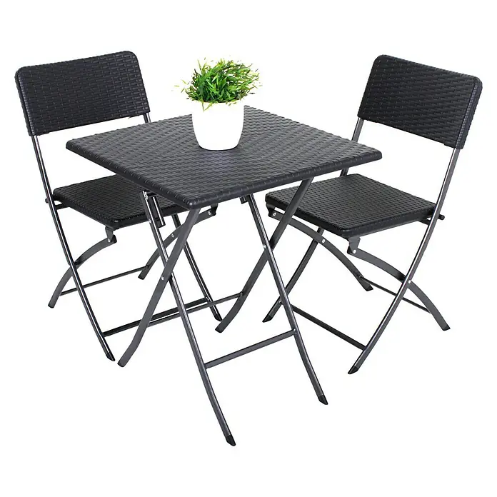 Garden Pleasure Balkonmöbel-Set Ventana - 3 -tlg., Stahl, HDPE, Schwarz, Klappbar - Dunkelgraues Klapp-Bistro-Set: Tisch, zwei Stühle mit geflochtener Oberfläche und Metallgestellen. Topfpflanze auf dem Tisch.