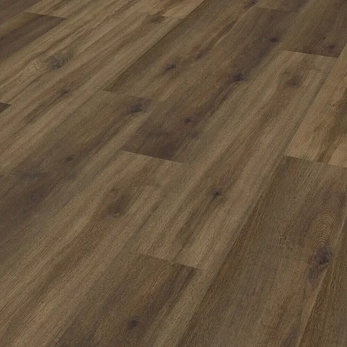 Living by Haro Hydrostar Designboden - Eiche Schokobraun, Landhausdiele, 1.282 x 235 x 6,5 mm - Nahaufnahme von Laminatboden in warmen Brauntönen mit sichtbarer Holzstruktur und Astlöchern, ideal für Wohnräume mit rustikalem Charme.